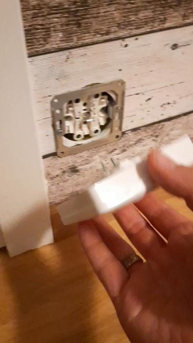 Se hur vägguttaget installeras steg för steg i detta instruktionsklipp. Perfekt för den som renoverar eller vill uppdatera sitt hem.