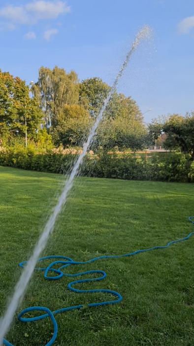 Besökaren delar en video av ett framgångsrikt brunnsprov där vattenstömmen är konstant, vilket tyder på att inga problem uppstått. Tacksamhet för tips och stöd under projektet.