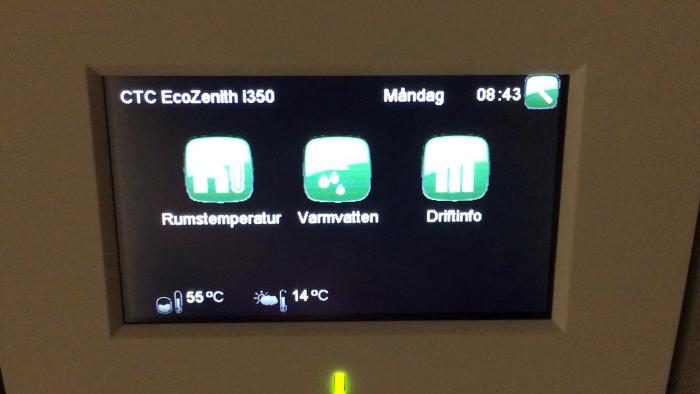 Video som visar hur man kontrollerar ett värmesystems driftstatus på en display. Användaren klickar på 'Driftinfo' och 'Elementet' för att visa temperatur och cirkulation.