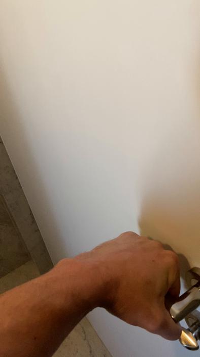 Se hur du enkelt kan montera ett dörrhandtag i denna steg-för-steg video. Guiden täcker verktyg, tips och tekniker för en smidig installation.