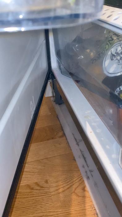 En film som visar problemet med en trasig plastbit på en Electrolux kylskåpsdörr som smäller till vid öppning/stängning. Inlägget efterfrågar hjälp med att hitta rätt reservdel.
