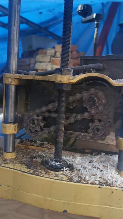 Video demonstrates a planer malfunction where the feed mechanism jumps, causing nicks in the wood. The user suspects a loose chain or worn gears and seeks advice on repair.