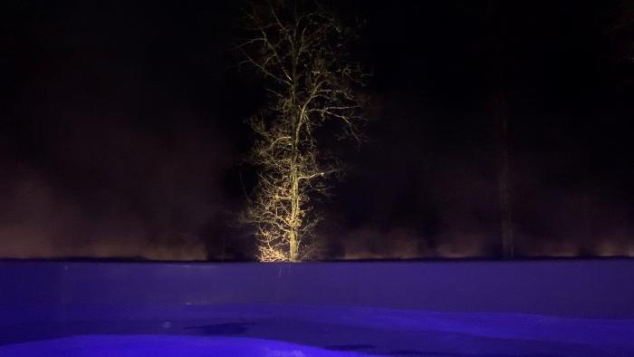 En skildring av uppvärmningsframgångar och isbildningsproblem i ett vinterprojekt. Pumpen håller värmen men handtagen och luckan fryser fast och kräver lösning till våren.