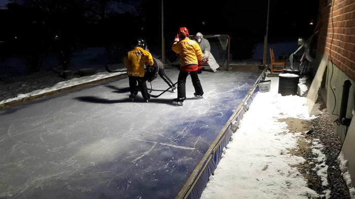 Kvarterslagets första hockeymatch på hemmabyggd rink. Med 13 ispass är isen stabil trots minimalt underhåll. En liten investering för en vinter full av skoj.