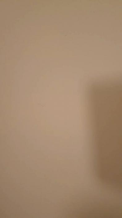 En person berättar om problem med ljudisolering i sin lägenhet intill bostadsföreningens garage och söker råd om hur man kan undersöka och förbättra väggens isolering utan att ta sönder den.