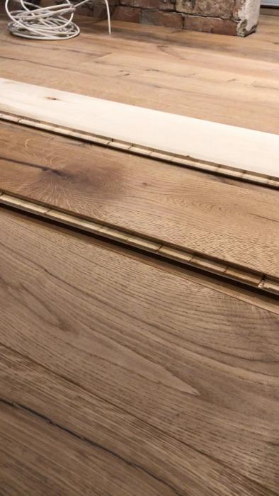 Nyinstallerat trägolv Nordic Floor uppvisar brister med sviktande brädor. Ägaren funderar på om plankorna kan rätta till sig själva eller om de bör reklameras.