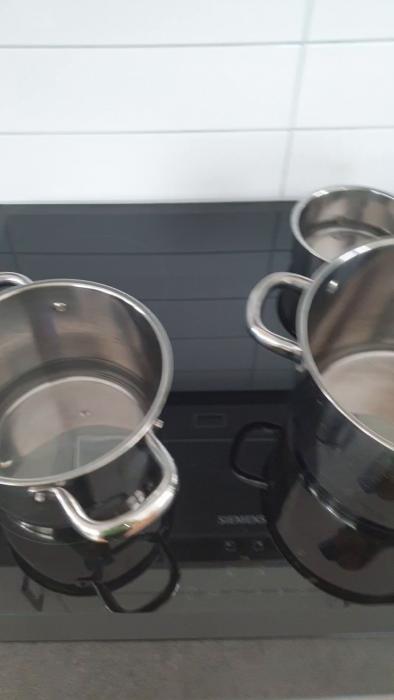 Ägare av ny Siemens häll upplever ojämn energifördelning och högt ljud vid användning. Undersöker möjligheten till reklamation.