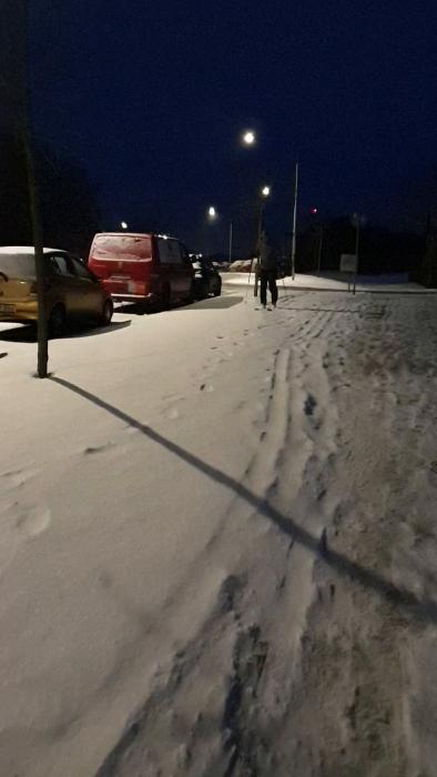 En man tar tillvara på Skånes snö och skidar där man sällan skidar. Detta reflekterar längtan tillbaka till norra Sverige, medan han navigerar mellan trottoaren och vägrenen.