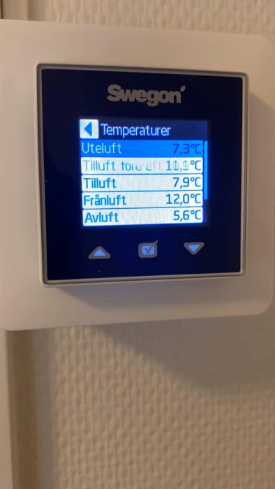 Film visar en uppstart av ett aggregationssystem som uppvisar ovanligt beteende; tilluften stängs av och eftervärmaren ökar i effekt för att höja temperaturen.