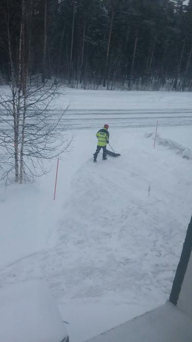 En person skottar snö och drömmer om vårprojekt. Diskussion om byggverktyg som Viking Arm, och längtan efter att använda en vedeldad terassvärmare.