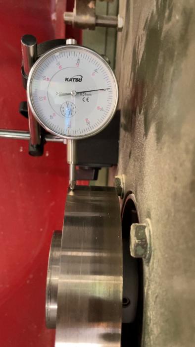 Ett urtavelliknande mätinstrument fäst vid en maskin mäter precisionen på en roterande metalldetalj.