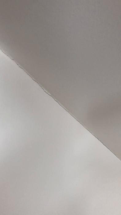 Ett hörn av ett rum med en vit vägg och tak, synlig spricka längs kanten.