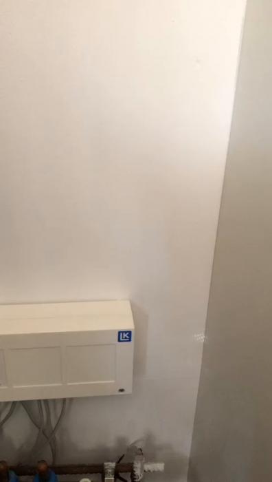 Det är en film av en värmecentral med rörkopplingar, termostater och ventiler, sannolikt belägen i ett hem eller en byggnad.