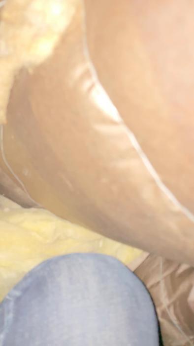 En suddig film visar en mörk, trång passage med en otydlig svart form i slutet.