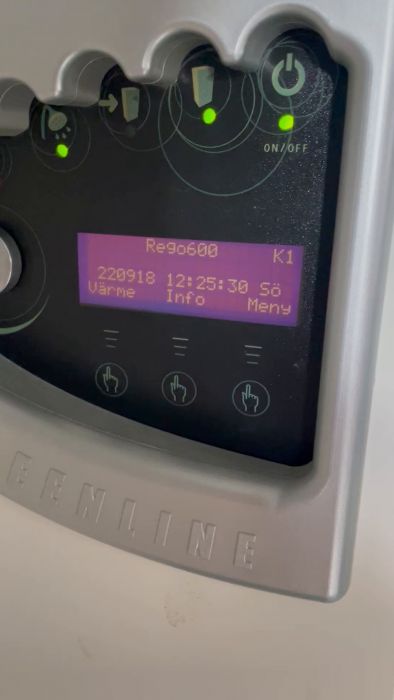 Digital panel med knappar, display som visar tid och datum, tre gröna indikatorlampor, text "FENLINE" nedtill.