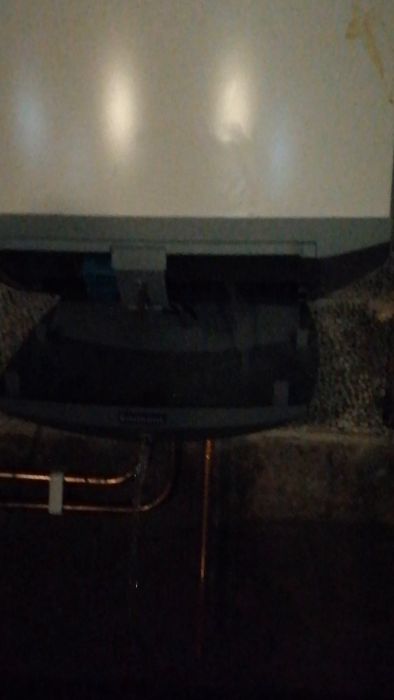 En film som visar undersidan av ett skrivbord med en monterad skrivbordsplatta och kabelhantering, fotograferad i svagt belysning.