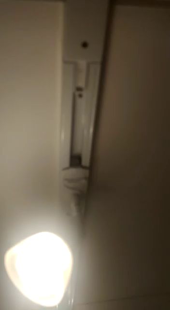 Filmen visar ett oskarpt interiört tak med lysrörsarmatur, taget i låg upplösning och ser ut att vara vinklat uppåt.