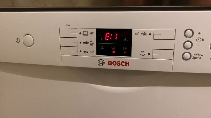 Kontrollpanelen till en Bosch diskmaskin visar klockslaget 6:45 och olika programinställningar.