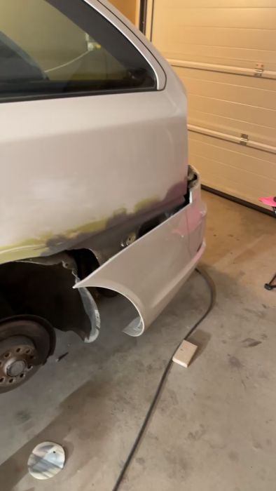 Filmen är otydlig och suddig, visar en del av ett objekt med blå tejp eller kant i en rörig miljö.