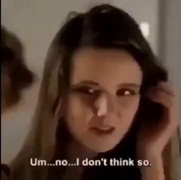 En kvinna framför kameran med texten "I don't know.... How do you do it?" som tyder på att hon svarar eller samtalar. Videoverkar ha låg upplösning eller är komprimerad.