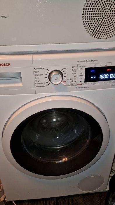 Det är en film av en Bosch tvättmaskin i funktion med olika tvättprogram och inställningar synliga på kontrollpanelen.