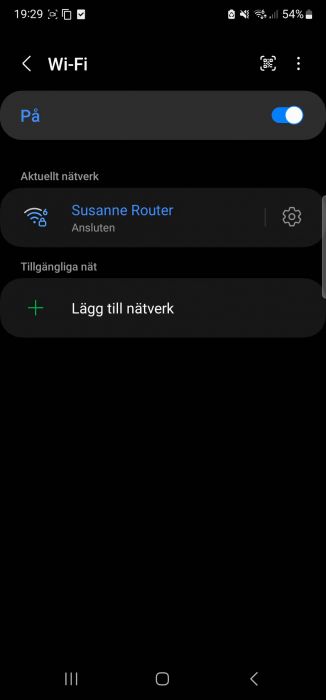 Skärmdump av en mobiltelefons Wi-Fi-inställningar med två nätverk listade, varav ett är anslutet.