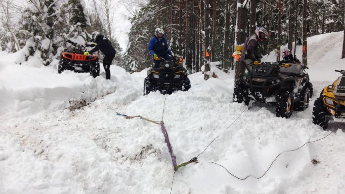 Otydligt, snabbt fotarbete i snö, möjligt nedsnöat landskap i rörelse med vissa smutsfläckar. Film är suddig, antyder rörelseoskärpa eller någon i aktion.