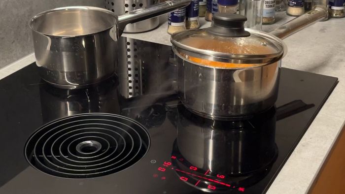 Se BORA Pure fläkten i användning: kokning och stekning på spishällen, med en demonstration av ljudnivåerna och tips för optimal ångaavsugning.