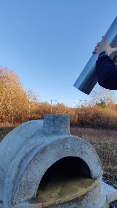 Film som visar inspektion av skorstenens inre för att identifiera eventuella skador eller behov av reparation. Bra för husägare som funderar på renovering eller underhåll.