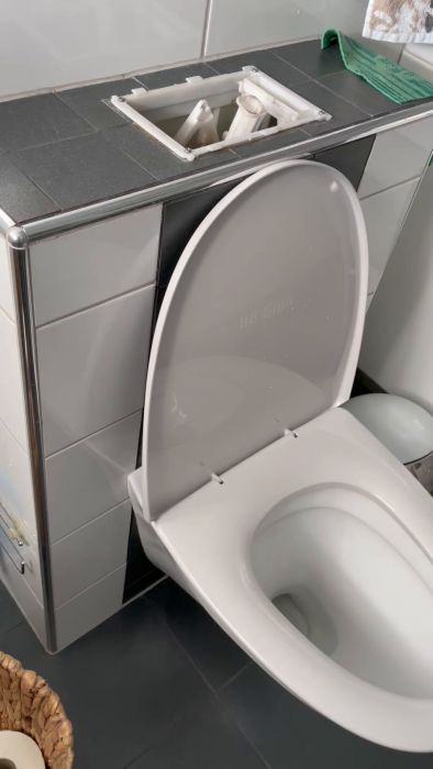 Steg-för-steg guide för att byta bottenventil i toalett. Användaren ifrågasätter om det är bättre att köpa ett nytt spolsystem p.g.a. känslan av en svajig konstruktion.