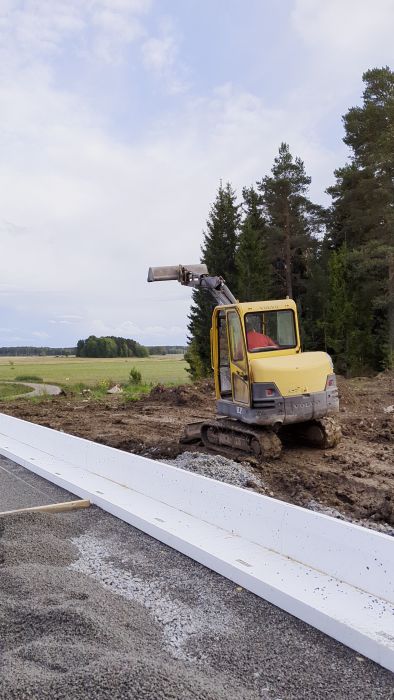 I denna film visas arbetsprocessen för att positionera kantelement för ett bostadshus med en rotationslaser. Det innefattar justering av kantelementens höjd och riktning, avloppsplanering och grundisoleringstekniker.