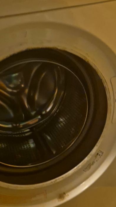 Steg-för-steg video visar försök att demontera bulten på en Electrolux Intuition tvättmaskin där lagret gått sönder. Ägaren frågar om bulten kan vara svetsad då den inte går att lossa.