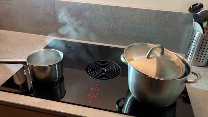 En instruktionsvideo där jämförelse görs mellan att koka vatten i en stor och liten kastrull, med och utan lock. Nyttor med avseende på energieffektivitet, ljudnivå och renlighet presenteras.