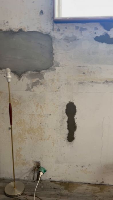 Se hur ett försök att släta ut murbruk med en slipmus på en vägg i en gillestuga inte ger önskat resultat. Lär dig vilka verktyg som rekommenderas för en slät yta.