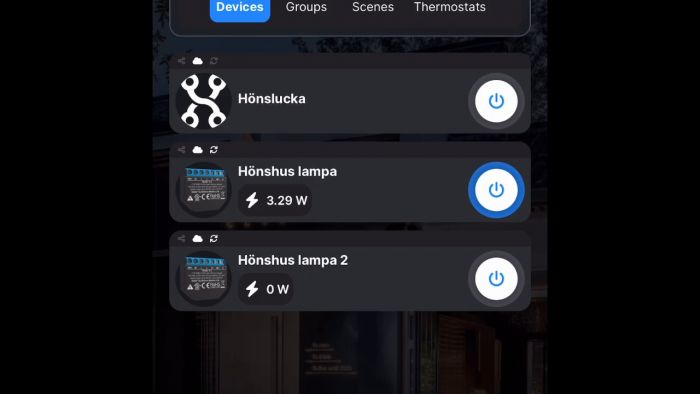 Visar installationen av en automatiserad hönslucka styrd av en Shelly puck. Luckan drivs av ett 12v relä och ett linjärt ställdon med IP54, integrerat i en smart hem app.