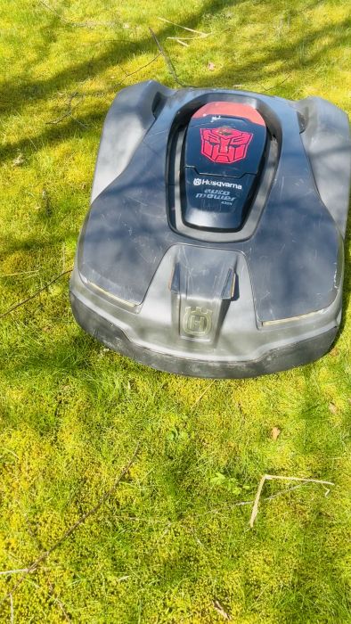 Se hur en robotgräsklippare låter som en gammal bil när den klipper gräset. Ägaren söker tips för att lösa ljudproblemet för att överträffa grannen.