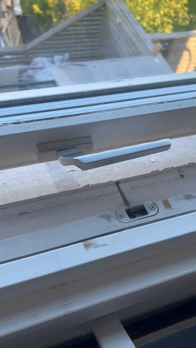 En guide för att åtgärda ett fönsterhandtag som har låst sig. Innehåller steg-för-steg-instruktioner för att lösa problemet med ett trögt fönsterhandtag.