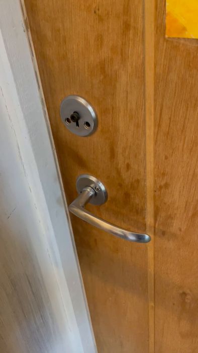I denna instruktionsvideo visas en enkel metod för att få en innerdörr att stängas korrekt, vilket kan hjälpa hemmafixare med liknande problem.