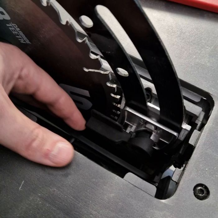 Guide för att justera låsmekanismen av en sågklinga. Videon visar hur man fixar ett spänne som inte låser klingan säkert i det högsta läget, vilket kan vara en säkerhetsrisk.