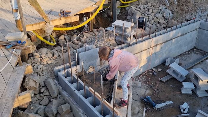 Steg-för-steg video av hur man lägger grunden för ett hus med betongblock. Se processen från uppbyggnad till färdig grund.