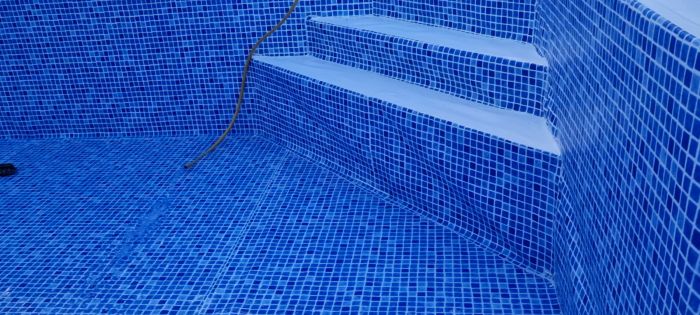 Steg-för-steg visuell guide om hur man effektivt kaklar en pool. Perfekt för den som planerar att renovera eller bygga en ny pool.