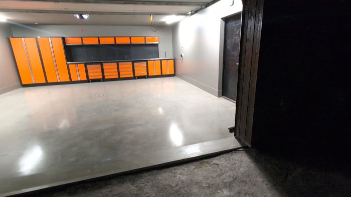 Se den nyligen färdigställda verkstaden med slående orangea skåp och fräschpolerat golv. Ett komplett renoveringsprojekt som nu är helt klart.