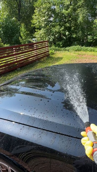 Se hur en obehandlad och opolerad bil får en effektiv avrinning efter tvätt med Biltemas alkaliska schampo och Articlrans Ferox.