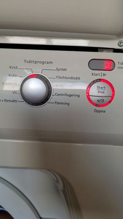 Tvättmaskinen låter mycket vid centrifugering och gör ett knackande ljud de sista varven. Behöver råd om vad som kan vara fel och hur man löser problemet.