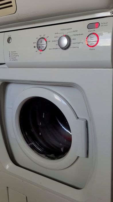 Tvättmaskinen låter mycket vid centrifugering och ger ett knastrande ljud de sista varven. Behöver hjälp med att identifiera problemet och få råd om möjliga lösningar.