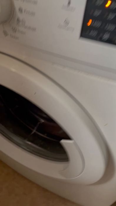 Videon visar en Electrolux tvättmaskin som låter skrapigt under centrifugering och vid avslut av centrifugeringen. Filtret har tömts och trumman snurrats manuellt utan lösning. Möjlig felkälla: löst trumlager. Sök förslag och idéer.