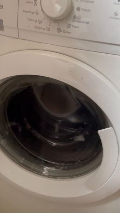 En video som visar skrapande ljud från en Electrolux tvättmaskin under och efter en centrifugering. Möjliga orsaker diskuteras, inklusive ett löst trumlager. Tvättmaskinen fungerar fortfarande, men oljudet är störande.