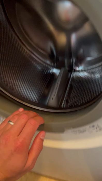 Video som visar insidan av en tvättmaskin under inspektion. Perfekt för dig som vill veta mer om hur man underhåller och servar tvättmaskiner hemma.