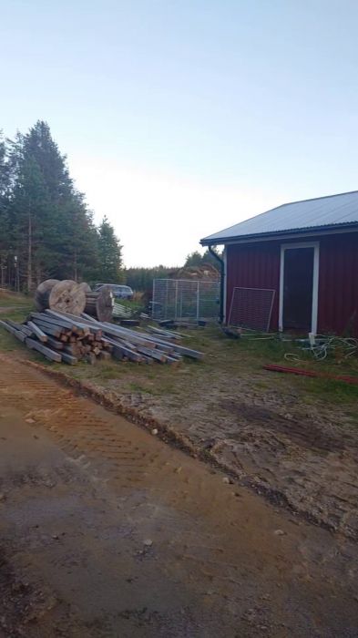 En video där en femårig brorson åker med i grävmaskin och planerar flytten av en myrstack. Arbetsledaren hjälper till vid schaktning och förberedelse för nya trappsteg och gabioner på gården.