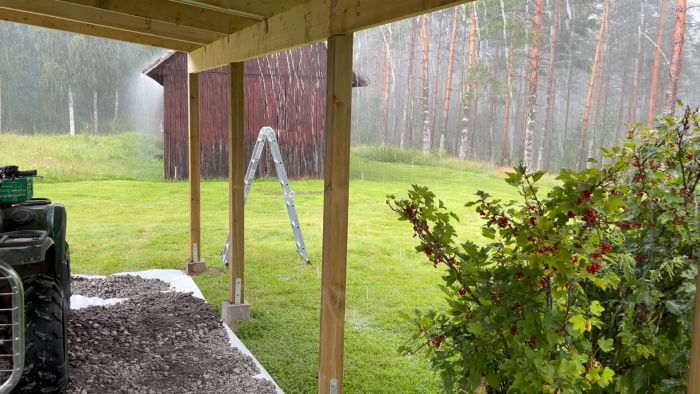 Efter att ha skottat grus för att förstärka uppfarten blev en svensk sommarstorm och därmed regn- och strömavbrott anledning till ett ofrivilligt avbrott. En frontlastare hade underlättat arbetet men skyffeln fick duga.